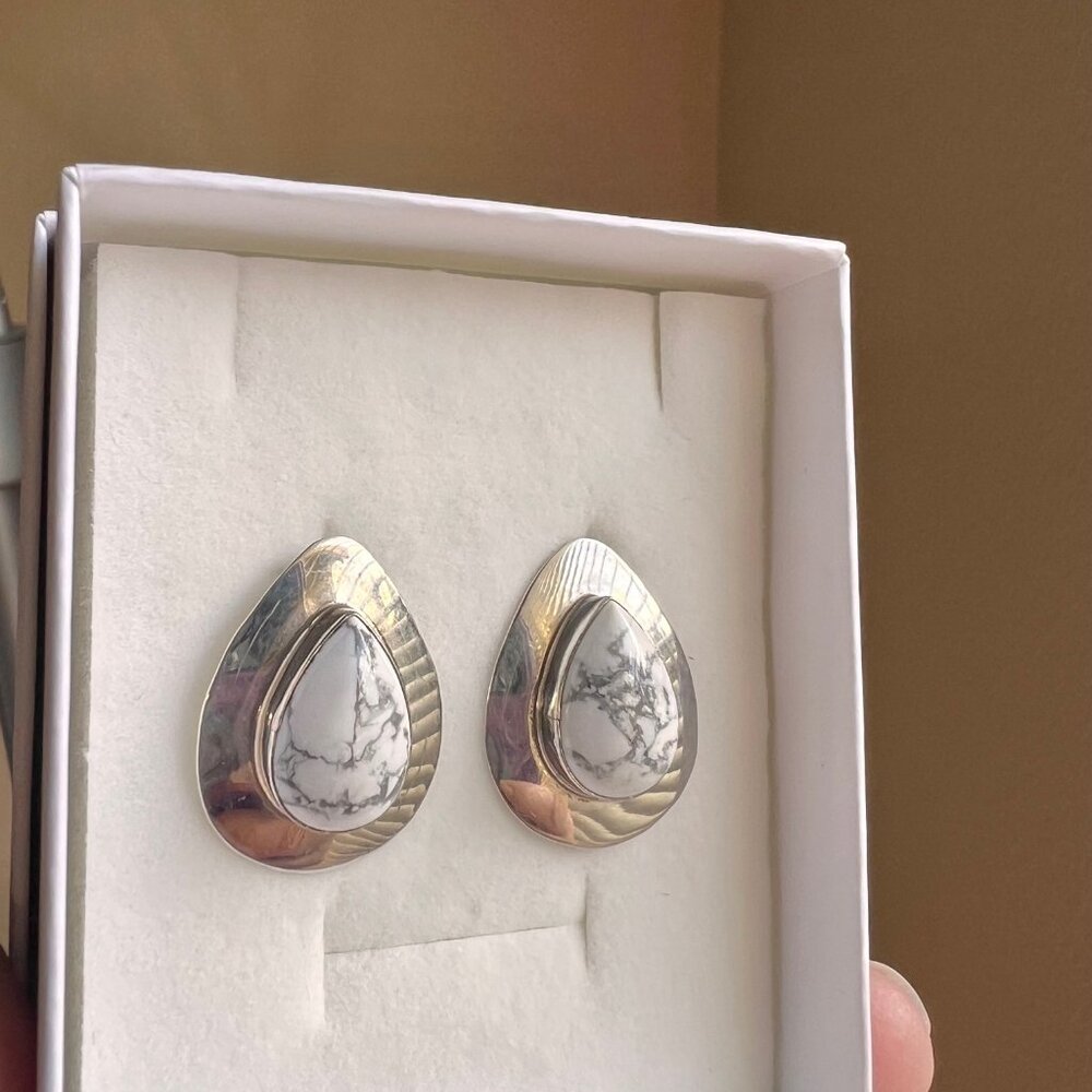 Vintage Larry Spencer Native America Navajo White Buffalo Earrings, Howlite - Picture 8 of 8
